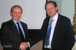Russell Searle (l), chapter president, thanks
Mike Larner, program manager at the U.K. Defence Science and Technology Laboratory, for serving as the featured speaker at the May meeting.